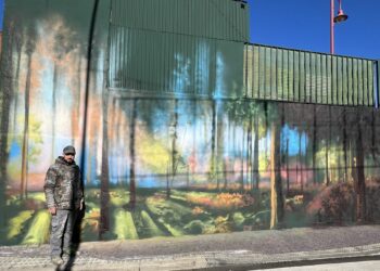 La naturaleza inspira el nuevo mural que llena de color la Plaza de España de Santa Marta
