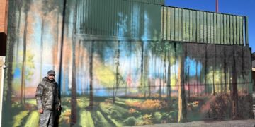 La naturaleza inspira el nuevo mural que llena de color la Plaza de España de Santa Marta