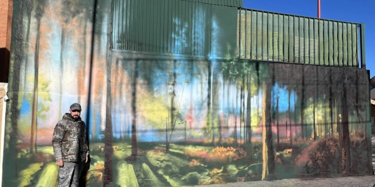 La naturaleza inspira el nuevo mural que llena de color la Plaza de España de Santa Marta