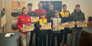 Seis jóvenes de Villamayor reciben las becas al deporte individual que concede el Ayuntamiento