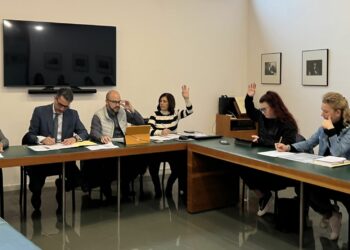 Villamayor adquiere una pista deportiva de futbito y elementos de juegos para iniciar la renovación de los parques infantiles