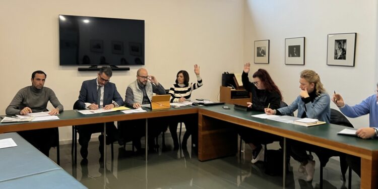 Villamayor adquiere una pista deportiva de futbito y elementos de juegos para iniciar la renovación de los parques infantiles