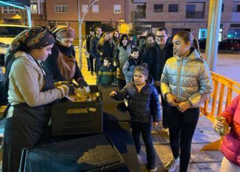 Los vecinos de Villares disfrutan de la castañada, cine y parque infantil para completar las jornadas festivas de Navidad