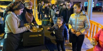 Los vecinos de Villares disfrutan de la castañada, cine y parque infantil para completar las jornadas festivas de Navidad