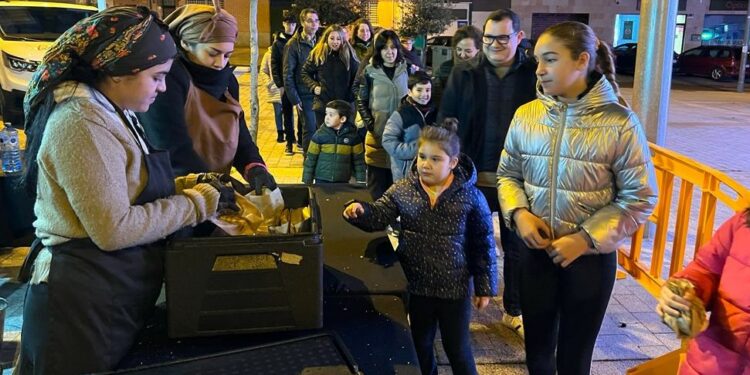 Los vecinos de Villares disfrutan de la castañada, cine y parque infantil para completar las jornadas festivas de Navidad