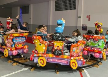 El parque infantil repleto de niños y la castañada en las urbanizaciones continúan la diversión navideña en Villares