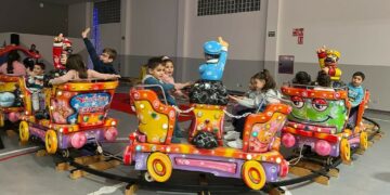 El parque infantil repleto de niños y la castañada en las urbanizaciones continúan la diversión navideña en Villares