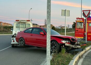 Un coche pierde el control y se estrella contra la mediana en la avenida Mariano Rodríguez de Villamayor