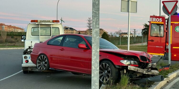 Un coche pierde el control y se estrella contra la mediana en la avenida Mariano Rodríguez de Villamayor