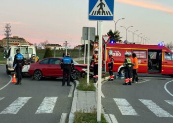 Un coche pierde el control y se estrella contra la mediana en la avenida Mariano Rodríguez de Villamayor