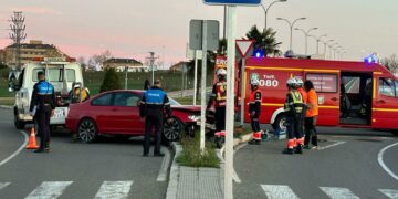 Un coche pierde el control y se estrella contra la mediana en la avenida Mariano Rodríguez de Villamayor