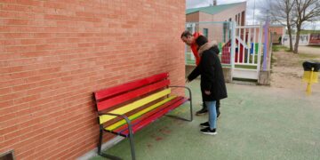 Vandalismo en el colegio Pablo Picasso de Carbajosa contra los bancos por la igualdad