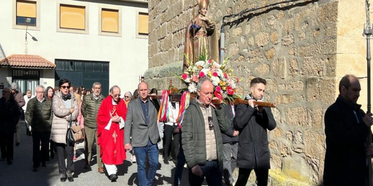 Aldeaseca reparte 700 gargantillas bendecidas por San Blas