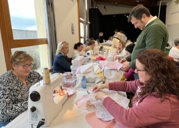 Los corazones solidarios unen a los vecinos de Aldeatejada en un taller de costura especial