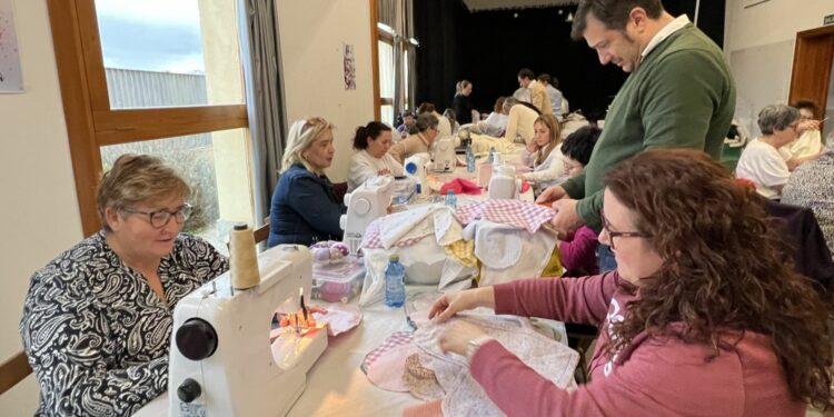 Los corazones solidarios unen a los vecinos de Aldeatejada en un taller de costura especial