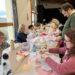 Los corazones solidarios unen a los vecinos de Aldeatejada en un taller de costura especial