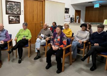 Los mayores de Aldeatejada recopilan sus recuerdos para escribir la historia del pueblo en una revista