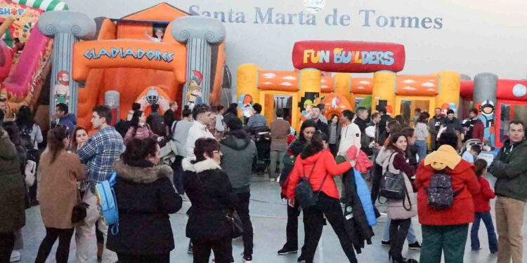 Los más pequeños tienen su espacio en las fiestas de San Blas con los hinchables instalados en el Pabellón ‘Fay’