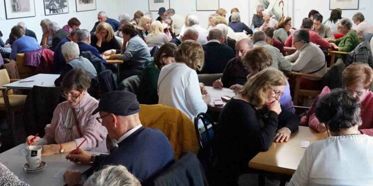 Más de un centenar de mayores participan en el bingo de las fiestas de San Blas