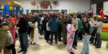 Chocolate con churros e hinchables infantiles para animar el concurso de disfraces de Doñinos