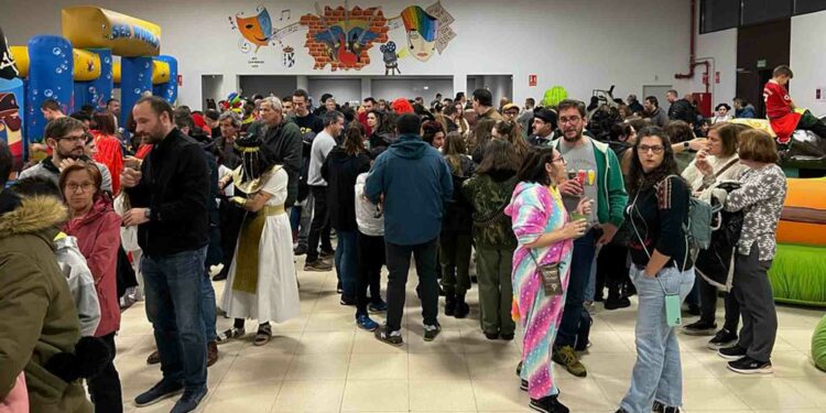 Chocolate con churros e hinchables infantiles para animar el concurso de disfraces de Doñinos