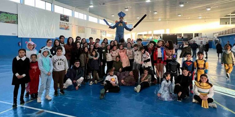 Disfraces y diversión para paliar el frío en la fiesta de Carnaval de Villamayor