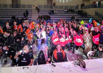 Los disfraces más originales lucen en la fiesta de Carnaval de Villares con dj y cámara 360º