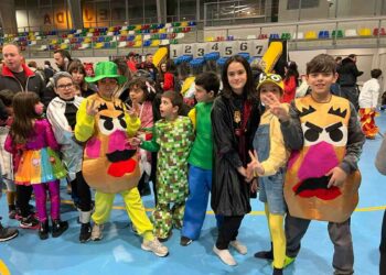 Los hinchables y el reparto de palomitas y chocolate con churros completan la fiesta de disfraces de Aldeatejada