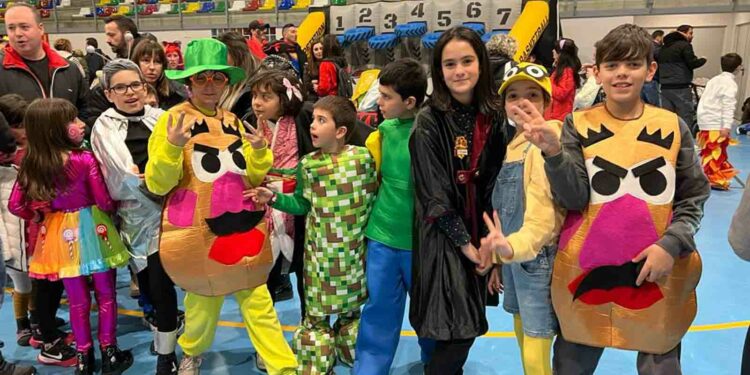 Los hinchables y el reparto de palomitas y chocolate con churros completan la fiesta de disfraces de Aldeatejada