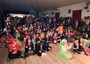 Los vecinos abarrotan el San Roque para disfrutar con la música, bailes y humor de la Fiesta de Carnaval