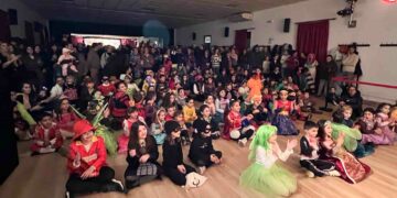 Los vecinos abarrotan el San Roque para disfrutar con la música, bailes y humor de la Fiesta de Carnaval