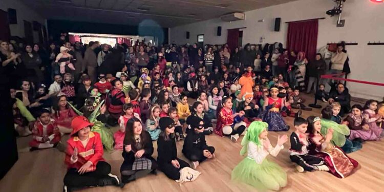 Los vecinos abarrotan el San Roque para disfrutar con la música, bailes y humor de la Fiesta de Carnaval