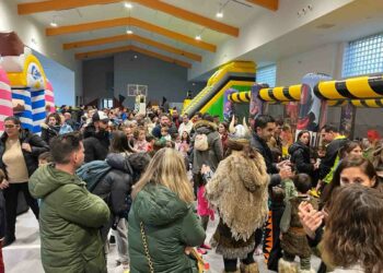 Los niños de Villares abarrotan el Multiusos para disfrutar con los hinchables de Carnaval
