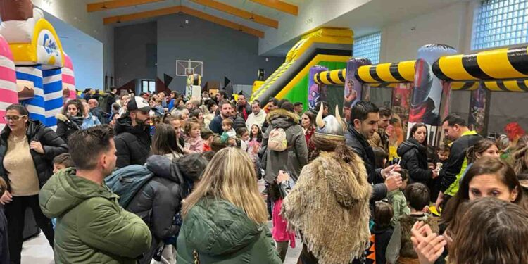 Los niños de Villares abarrotan el Multiusos para disfrutar con los hinchables de Carnaval