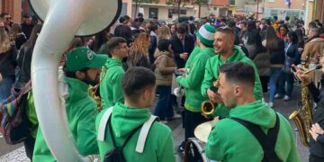 Las peñas y los jóvenes viven la fiesta de San Blas en la calle con la música del charangazo y el tardeo de Solo Noi