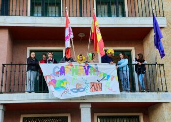 Un centenar de niños, jóvenes y mayores de Carbajosa preparan sus máscaras de Carnaval