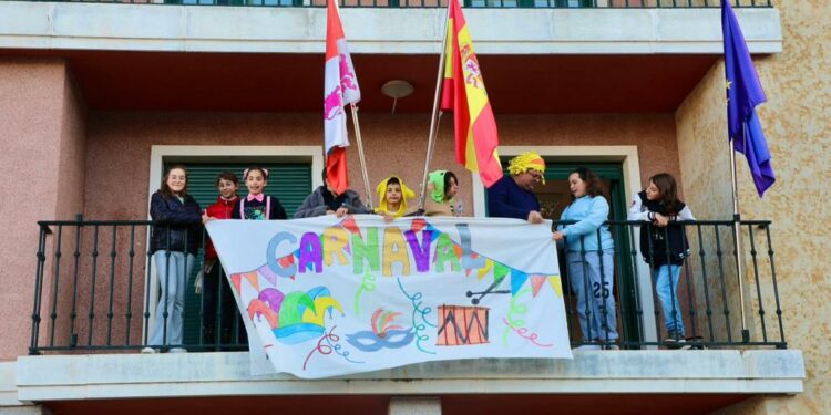 Un centenar de niños, jóvenes y mayores de Carbajosa preparan sus máscaras de Carnaval