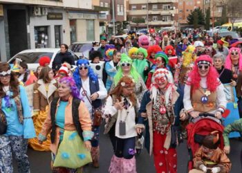Desfile de disfraces por las calles de Santa Marta y fiesta final en el Frontón Cubierto