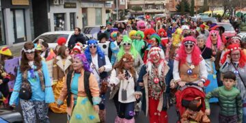 Desfile de disfraces por las calles de Santa Marta y fiesta final en el Frontón Cubierto