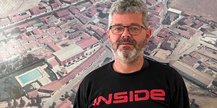 La paralización de la gestión municipal al gobernar en minoría obliga a Manuel Hernández a renunciar a su cargo como alcalde de Doñinos