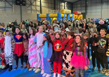 Estalla la diversión carnavalera en Carbajosa entre globos, confeti, música y mucha animación