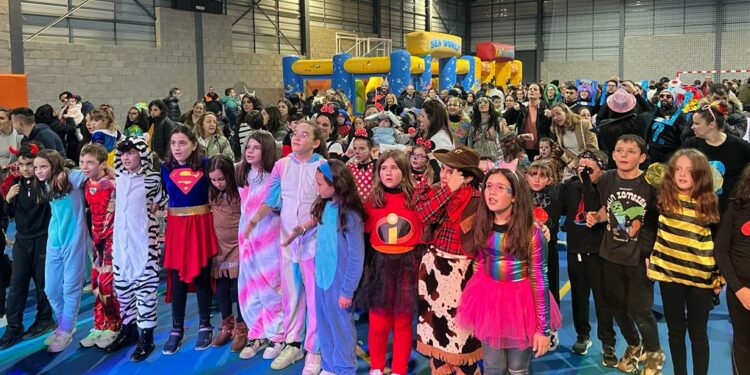 Estalla la diversión carnavalera en Carbajosa entre globos, confeti, música y mucha animación