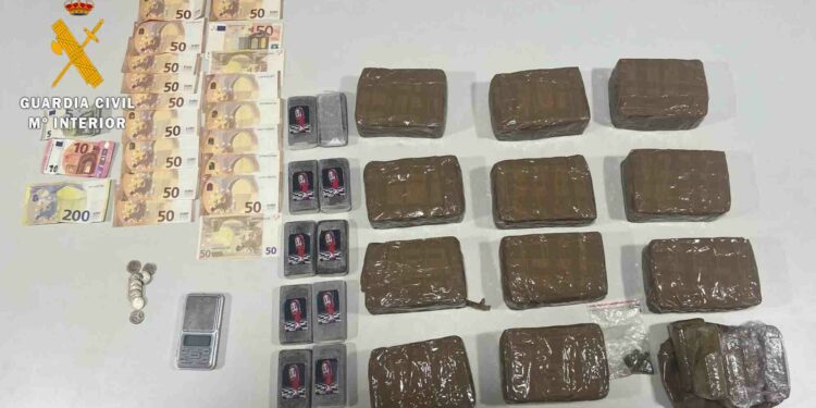 Detenido un hombre en Fuentes de Béjar que trasportaba en su coche 6,9 kilos de hachís