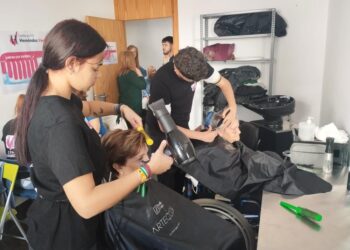 Los mayores participan en la segunda sesión del programa de peluquería y manicura ‘Peines por sonrisas’