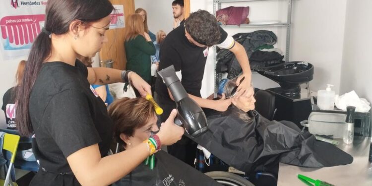 Los mayores participan en la segunda sesión del programa de peluquería y manicura ‘Peines por sonrisas’