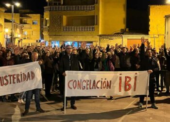 Unos doscientos vecinos protestan contra la subida del IBI en Villamayor