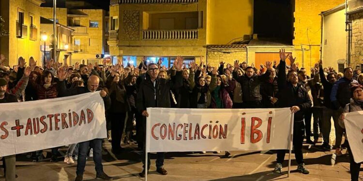 Unos doscientos vecinos protestan contra la subida del IBI en Villamayor