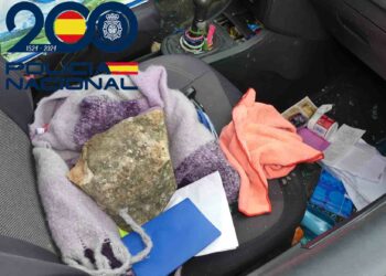 Detenidos dos hombres por romper las ventanillas y robar en el interior de dos coches