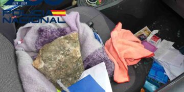 Detenidos dos hombres por romper las ventanillas y robar en el interior de dos coches