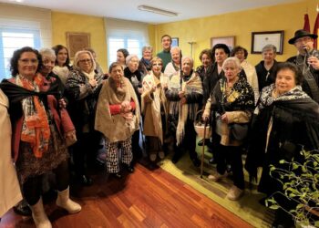 El alcalde de Carbajosa entrega el bastón de mando a Rosario Martín como aguedera mayor